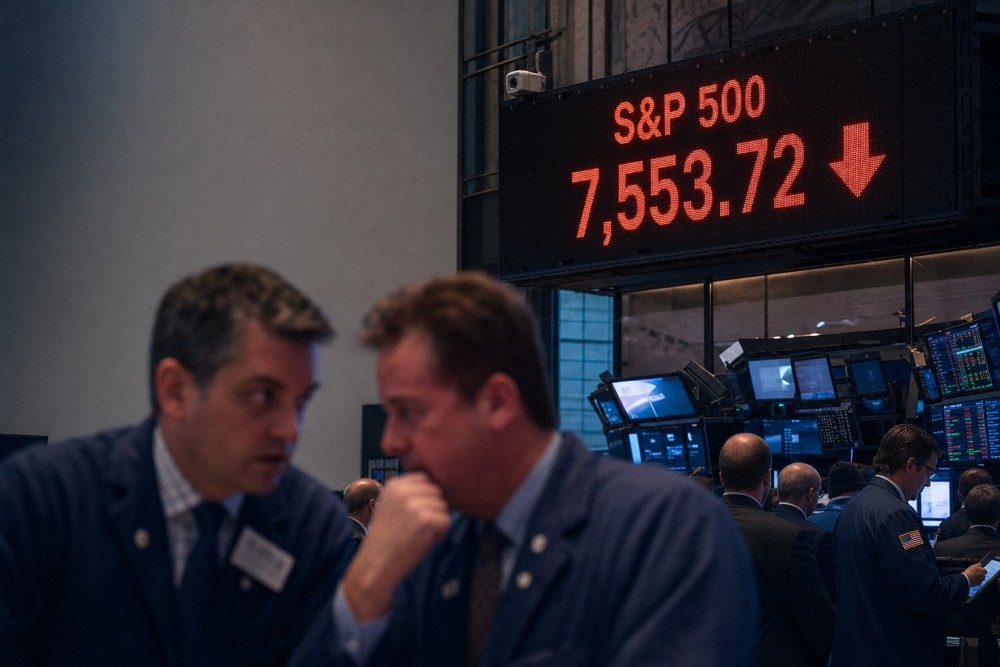 Konflik AS-Iran Tekan Wall Street, Minyak Naik