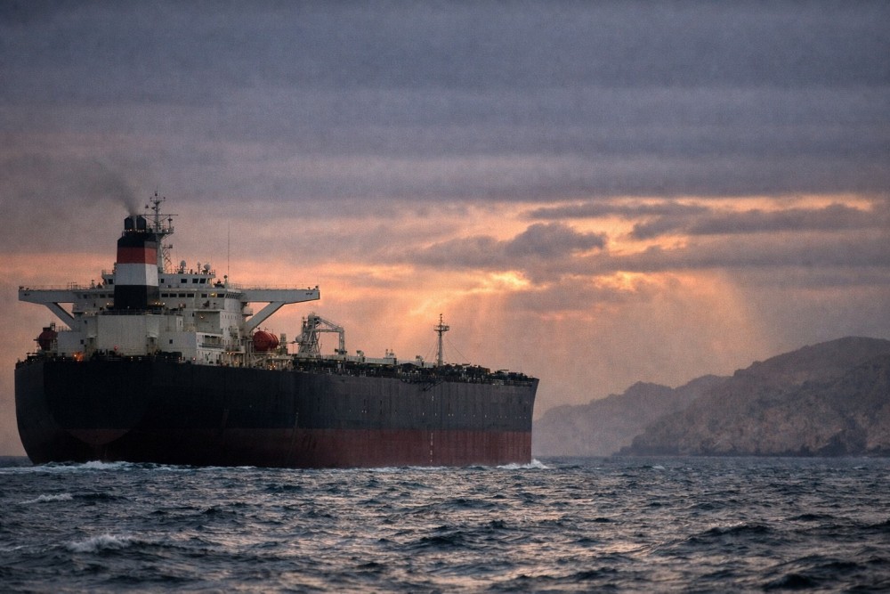 Kapal Ditembak di Selat Hormuz, Tanker Iran Matikan Sinyal