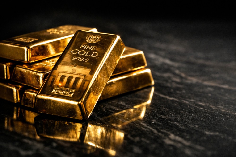 Gold Drops 0.9% as Fed May Delay Rate Cuts to 2027