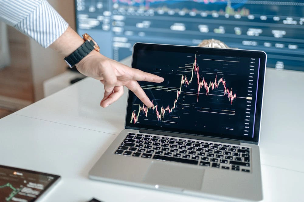 Forward P/E vs Trailing P/E: Kapan Tiap Metrik Menyesatkan
