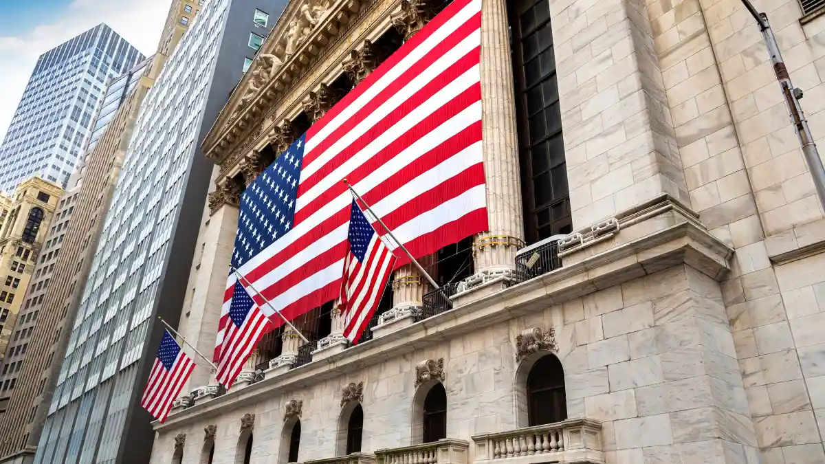 Wall Street Dekati Rekor, Harga Minyak Naik Akibat Sanksi Rusia