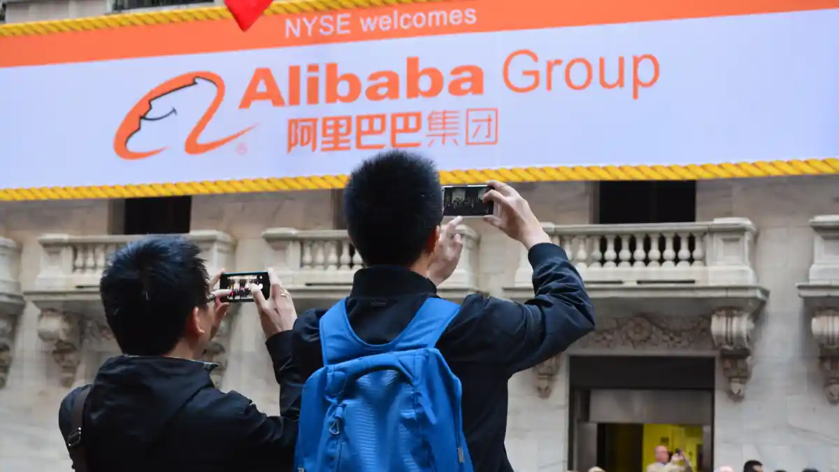Alibaba Rilis AI Pesaing ChatGPT & Kacamata Cerdas Baru