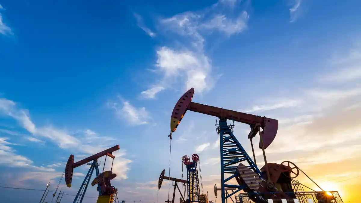 Harga Minyak Naik Akibat Tekanan Pasokan Rusia & Sinyal AS