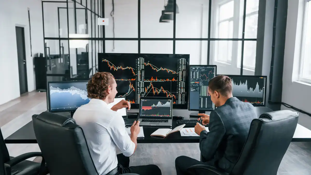 AI Trend Shift: Data Infrastructure Takes the Spotlight in S&P 500 2025