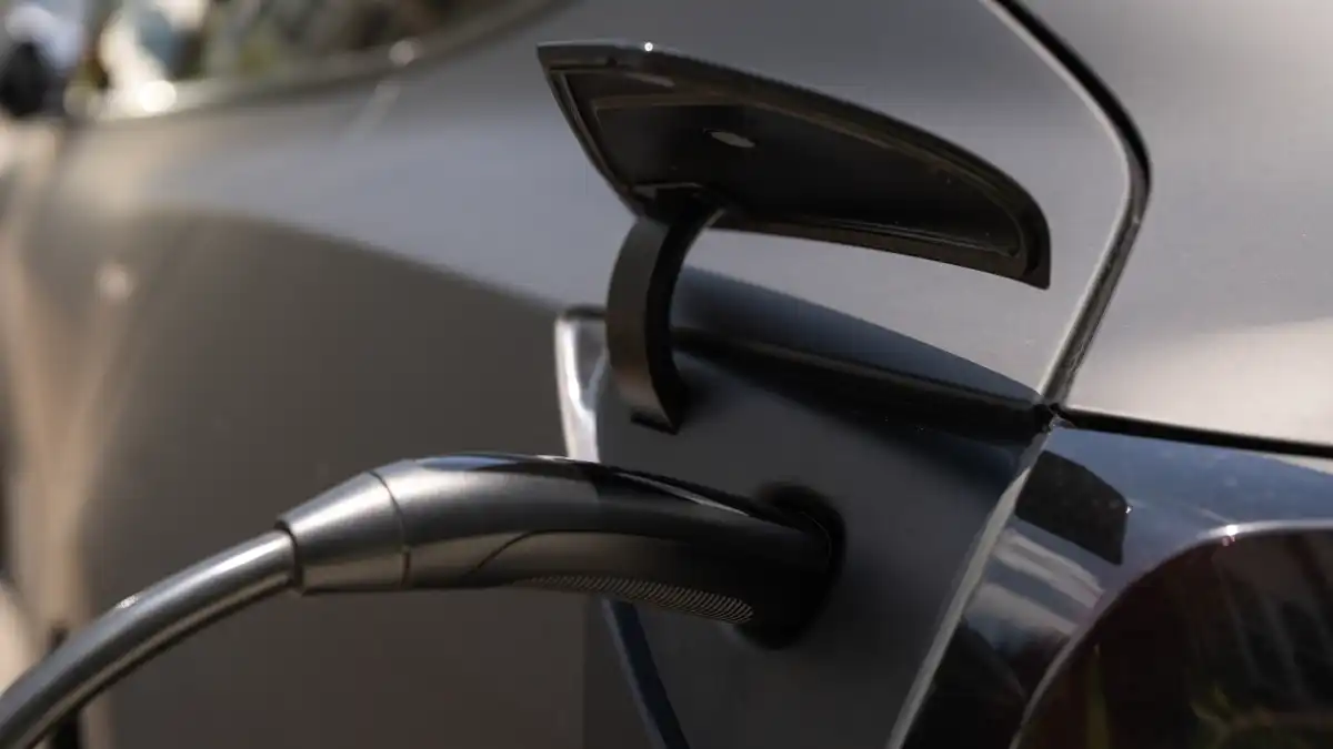 Are EVs Losing the Hype? Hybrids Are Stealing the Spotlight